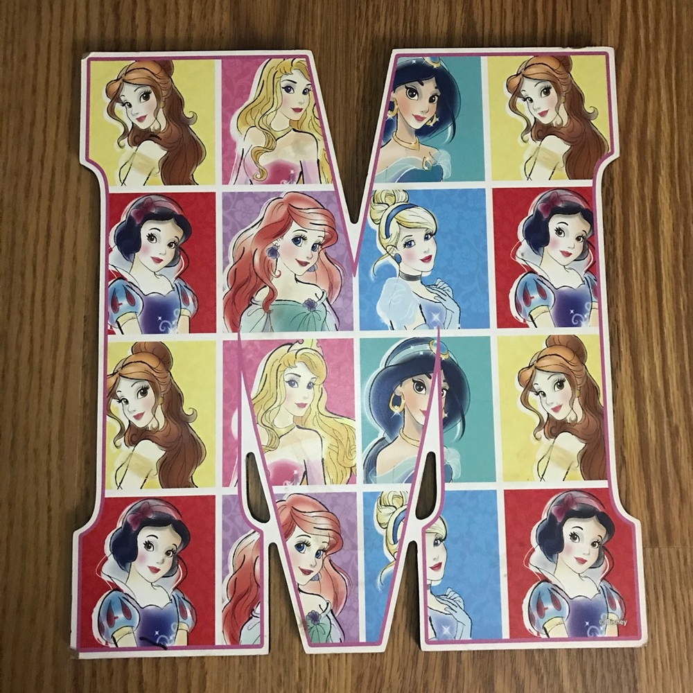 M princess sign.